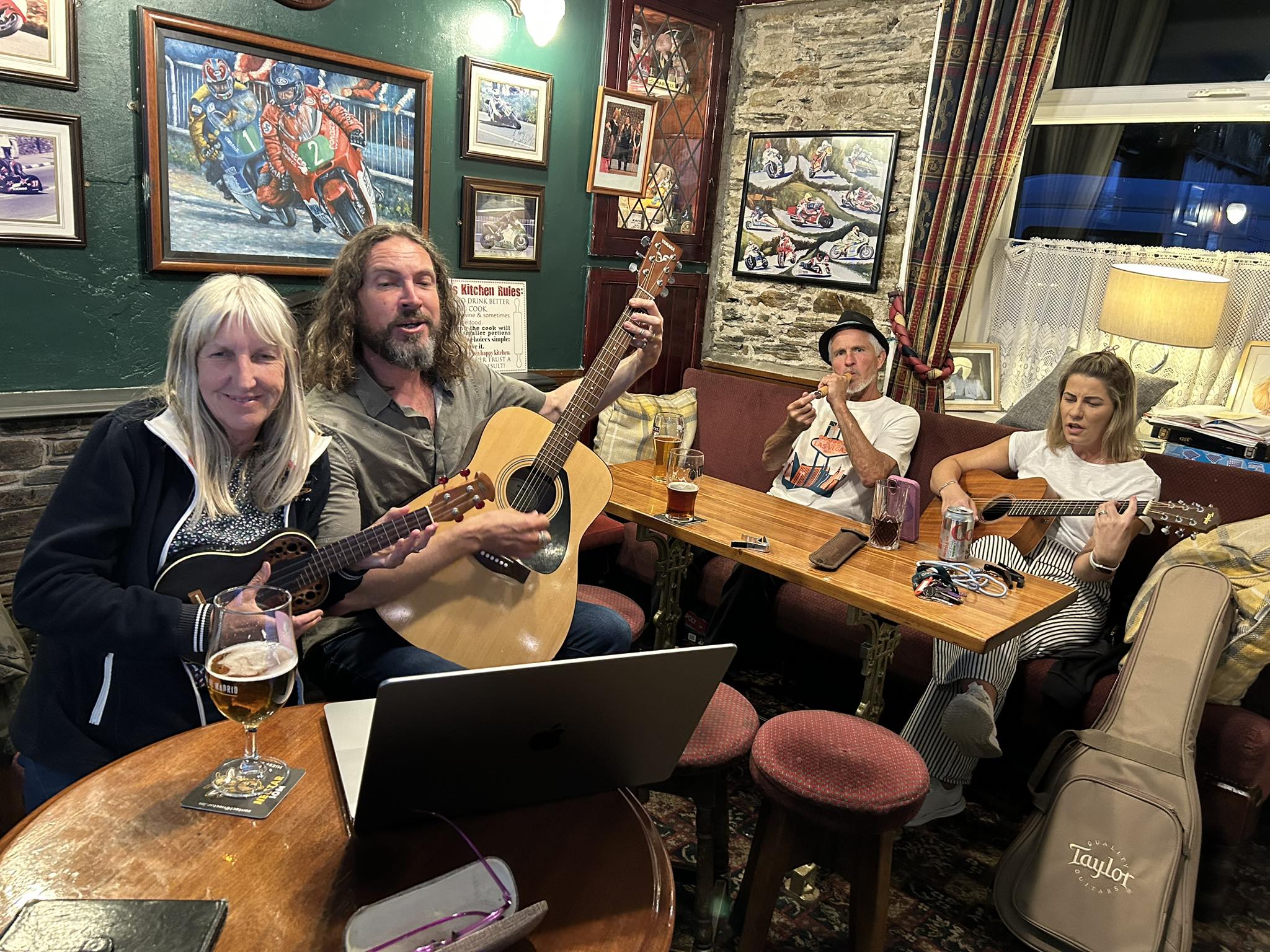 Live singer performing at the Sulby Glen Hotel